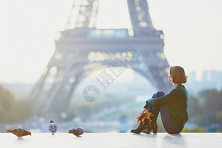 巴黎艾菲尔塔附近的女孩 早上游客假期纪念碑建筑学理发旅行鸟类旅游景观街道图片