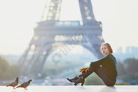 巴黎埃菲尔塔附近的美丽的法国年轻女子 在街道成人城市地方旅游旅行理发目的地鸽子纪念碑图片