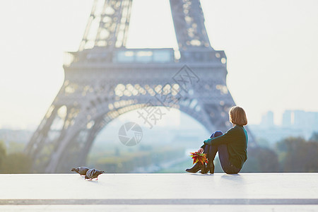 巴黎埃菲尔塔附近的美丽的法国年轻女子 在女孩女性鸽子金发旅行纪念碑城市景观成人目的地图片