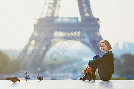 巴黎埃菲尔塔附近的美丽的法国年轻女子 在景观女性女孩旅行鸽子树叶理发目的地城市街道图片