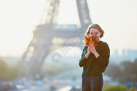 巴黎埃菲尔塔附近的美丽的法国年轻女子 在纪念碑女性旅行地标景观目的地景点理发城市树叶图片