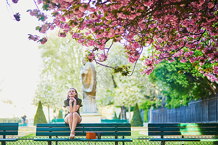 春日在巴黎走着女人花园成人樱花植物群女性街道公园长椅女孩金发图片