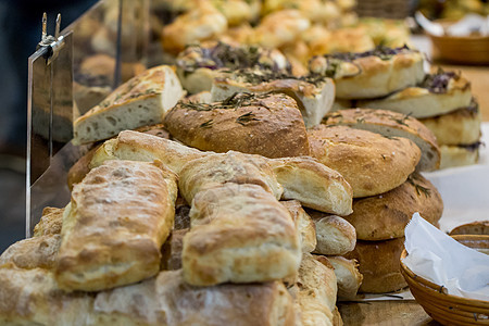 在伦敦市场摊位出售的手工艺面包购物街道生产工匠旅游食物城市图片