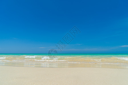 高湖白沙滩冲浪天空植物森林阳光青色海浪石头支撑岩石图片