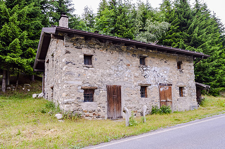 旧的当地石岩山小屋图片