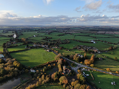 Dorset 环顾田地和向北的滚动风景 在对教堂的空中观察背景图片