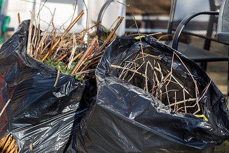 住宅环境的花园垃圾黑袋黑袋地面前院袋装覆盖物清洁度生态后院园艺草地绿化图片