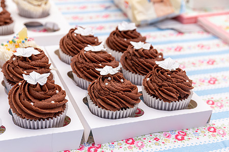 巧克力纸杯蛋糕小吃磨砂甜点派对庆典装饰美食托盘漩涡棕色图片