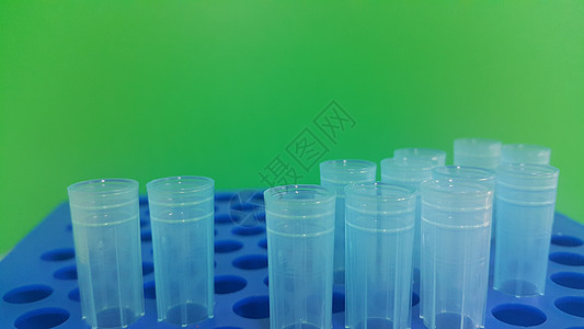 在带有空洞的微滴盒中 特写蓝色微升小提示的视图科学仪器架子器具生物增殖多管液体文化绿色图片