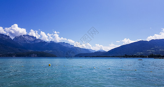 绿石湖 山地和蓝天空图片