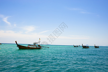 泰国Phuket海滩的渔船船旅行热带出租车运输海洋蓝色尾巴晴天珊瑚天空图片