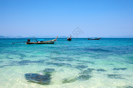 泰国Phuket海滩的渔船船晴天尾巴蓝色潜水环境旅行海洋热带天堂出租车图片