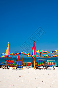 在普吉海滩上 富彩色彩的伞下坐着沙滩椅赤道热带旅游支撑享受极乐休息室躺椅日光浴旅行图片
