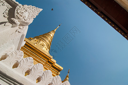 泰国佛教寺庙的塔塔天空雕像宝塔仪式王朝游客雕塑文化旅行建筑学图片