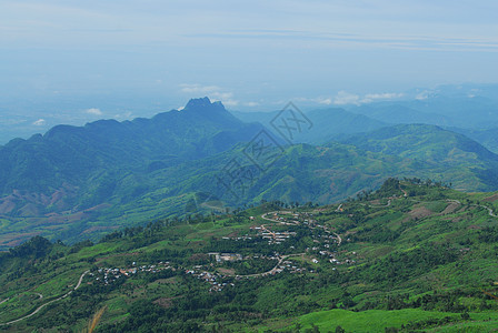 美丽的山地景观和云蓝的天空植物学草地天堂野生动物环境气候森林植物公园土地图片