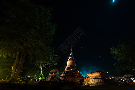 满月夜在苏霍泰历史公园的寺庙d建筑学王国宗教佛塔崇拜佛教徒遗产建筑历史首都图片