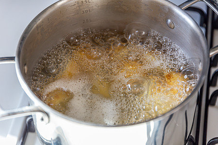 用沸水煮沸毛豆用沸水煮马铃薯锅气泡食物烹饪平底锅蔬菜滚刀营养炊具土豆沸腾背景