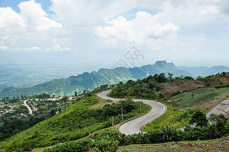 晨雾中的山坡全景晴天岩石场景旅游车道风景街道蓝色缠绕图片