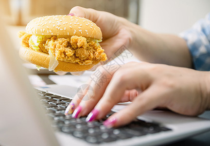 妇女在办公室工作 吃汉堡包吃午餐写作小吃职场桌子手机电话经理饮料秘书饮食图片