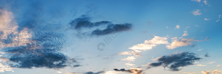 晴朗的日落天空在黄昏的时候 美丽的云彩全景旅行橙子辉光场景风景太阳海洋阳光地平线图片