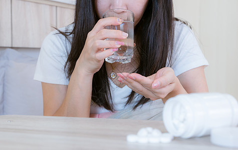 被冷冻感染的Flue药女放在桌子上和一杯水上疾病摄影过敏青春期温度药品医疗医学鼻子组织图片