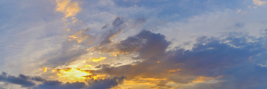 晴朗的日落天空在黄昏的时候 美丽的云彩太阳蓝色风景旅行橙子戏剧性海洋阳光地平线全景图片