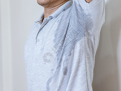 男人用除臭剂在衣服上沾汗尴尬腋窝身体厌恶气候皮肤成人卫生手臂男性图片
