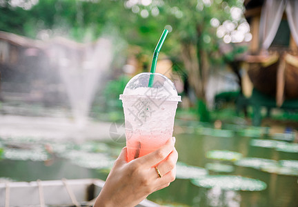 妇女手中戴眼镜水的夏日图片