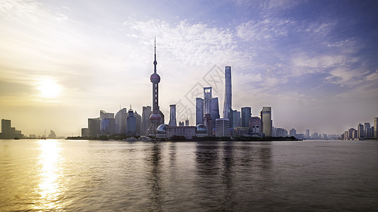 看通过黄浦河的上海城市地平线浦东边图片