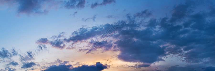 晴朗的日落天空在黄昏的时候 美丽的云彩全景橙子阳光太阳戏剧性地平线蓝色墙纸粉色场景图片