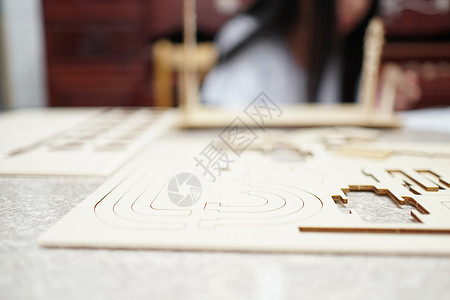 一个孩子在玩 3d 木制拼图 零件包括齿轮导轨风险小路玩具建筑学孩子们地面商业木头积木游戏图片