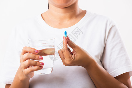 妇女手中握着避孕药 准备就绪 用杯子装药偏头痛药物胶囊福利药店压力药片治疗药品疼痛图片