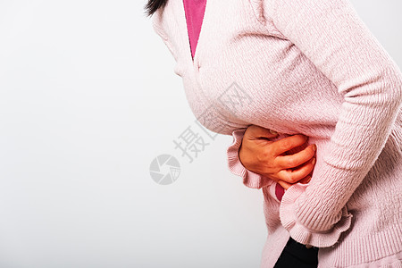 女人生病了肚子痛 手握在腹部上经期病人胃炎宽慰疾病腹痛便秘成人药品女士图片