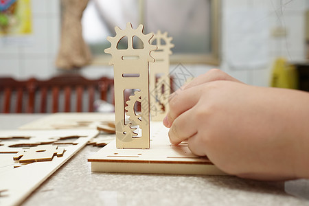 一个孩子在玩 3d 木制拼图 零件包括齿轮导轨教育木头商业艺术风险小路游戏地面积木玩具图片