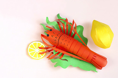 纸龙虾配生菜和柠檬片美食甲壳海鲜手工动物爱好午餐小龙虾工艺艺术图片
