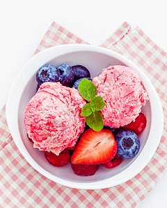 特写冰淇淋混合果子莓 蓝莓 白莓营养锥体晶圆糕点沙拉异国奶制品小吃圣代味道图片