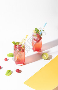 红莓冰杯鸡尾酒加玻璃上的石灰 颜色背景 夏季饮料酒精派对柠檬食物果汁乡村苏打叶子薄荷浆果图片