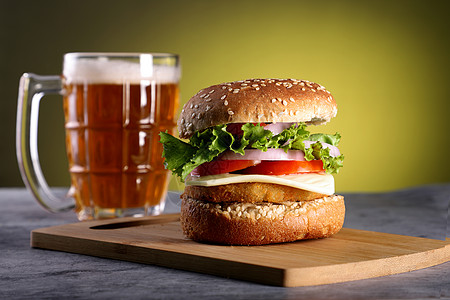 黄底啤酒床快餐汉堡包(有黄色背景的Beer Mug)图片