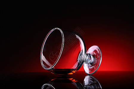 玻璃高脚杯创意酒杯与反射的镜头背景