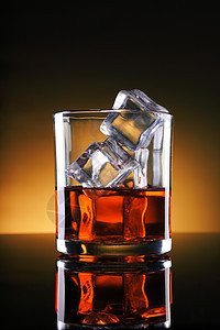 冰雪立方体冷却的威士忌/朗姆玻璃图片