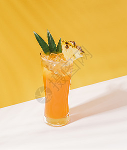 橙色背景的杯子冰菠萝鸡尾酒 夏季饮料薄荷热带紫色液体果汁饮食叶子食物异国水果图片