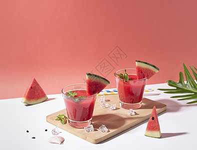红底的鲜水甜瓜汁和西瓜片 夏季饮料水果热带食物眼镜西瓜乡村玻璃茶点果味叶子图片