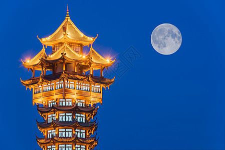 夜间照亮中国传统塔楼的灯光图片