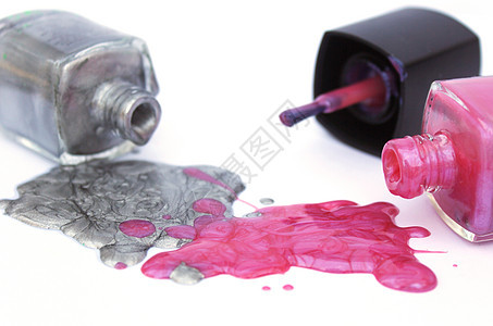 白边的粉色和银钉子波兰文化妆品美甲沙龙美丽金属瓶子刷子指甲油凝胶指甲图片