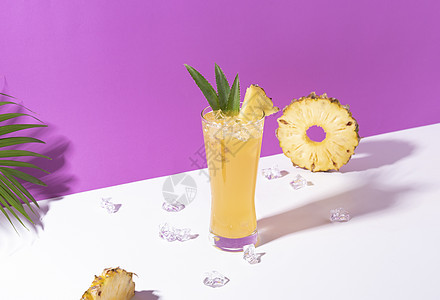 杯子里的冰菠萝鸡尾酒 彩色背景 夏季饮料排毒橙子薄荷果汁紫色热带叶子饮食玻璃水果图片