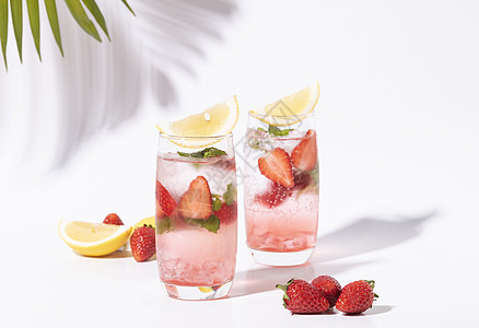 杯子里的冰草莓鸡尾酒加柠檬 白色背景 夏季饮料苏打叶子茶点热带液体食物薄荷玻璃果汁迷迭香图片