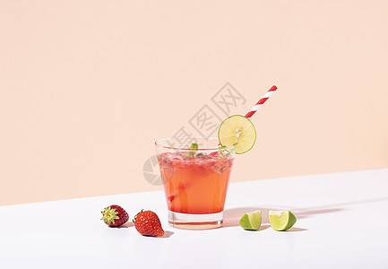杯子里的冰草莓鸡尾酒加柠檬 在彩色背景上 夏季饮料蓝色果味液体茶点浆果薄荷叶子水果橙子迷迭香图片