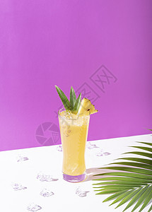 杯子里的冰菠萝鸡尾酒 彩色背景 夏季饮料食物橙子液体异国叶子情调饮食水果薄荷热带图片