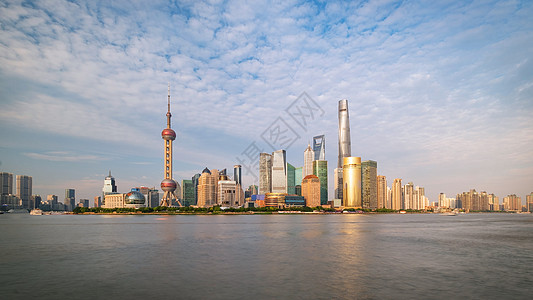 阳光明媚的日子里 上海城市天际线浦东一侧透过黄浦江望去图片