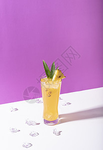 杯子里的冰菠萝鸡尾酒 彩色背景 夏季饮料食物玻璃情调水果饮食叶子橙子液体果汁排毒图片